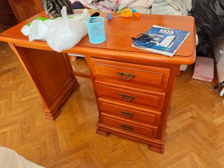 Escritorio de madera con cajones
