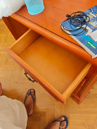 Escritorio de madera con cajones