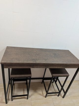 Mesa alta y 2 taburetes