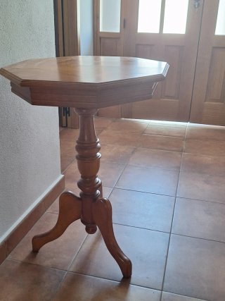 Mesa auxiliar provenzal hexagonal de madera.