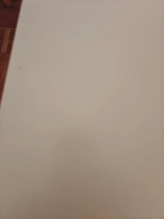 Mesa baja Ikea gris, con un rasguño.