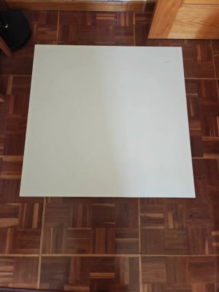 Mesa baja Ikea gris, con un rasguño.