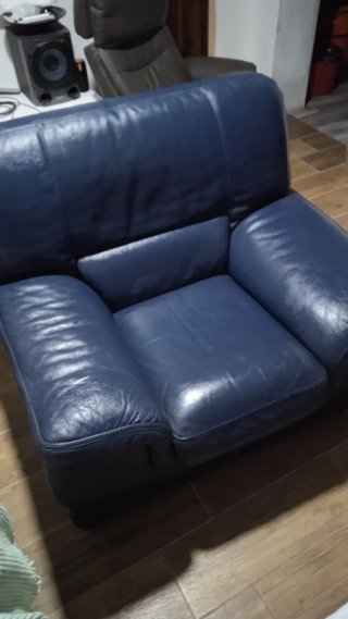 Sofá de cuero azul