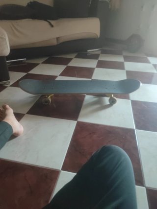 Monopatín con diseño trasero