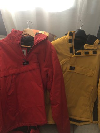 Chubasquero Pull&Bear Rojo y Amarillo