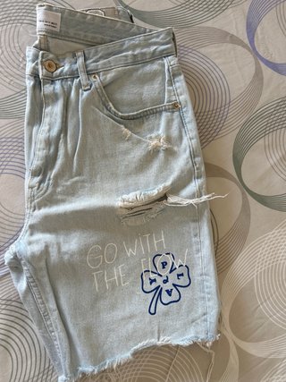 Shorts vaqueros desgastados con diseño