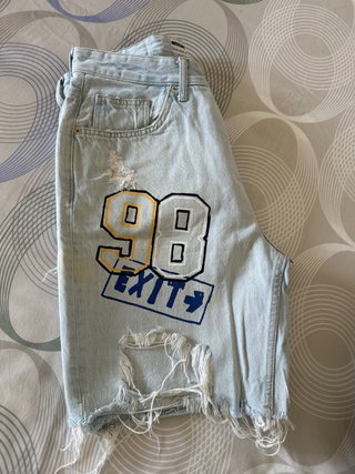 Shorts vaqueros desgastados con diseño