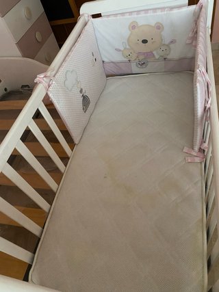 Cuna blanca con estrellas rosas