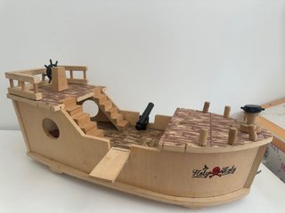 Barco de madera decorativo