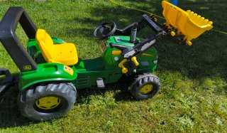 Tractor John Deere a pedales con remolque