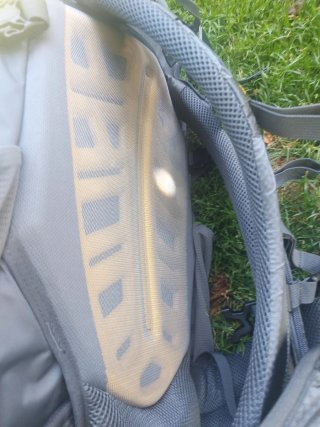 Mochila Altus Edelweiss Pro 30L y protecyor lluvia