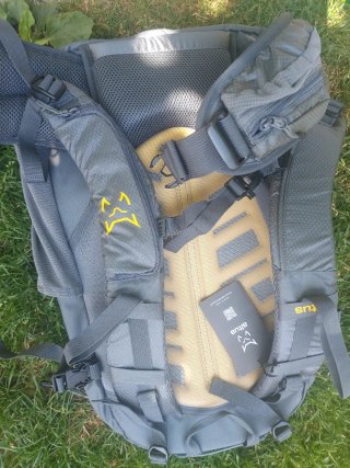 Mochila Altus Edelweiss Pro 30L y protecyor lluvia