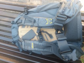Mochila Altus Edelweiss Pro 30L y protecyor lluvia