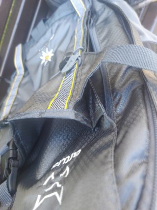 Mochila Altus Edelweiss Pro 30L y protecyor lluvia