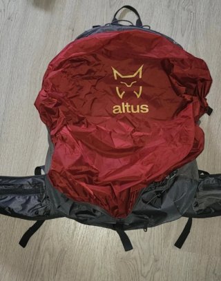 Mochila Altus Edelweiss Pro 30L y protecyor lluvia