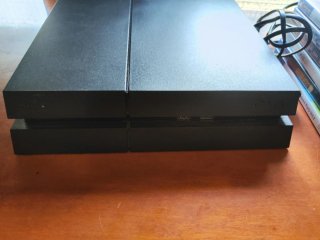 PS4 + Lote Videojuegos PS4: FIFA 18, Redout, Guita