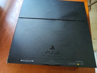PS4 + Lote Videojuegos PS4: FIFA 18, Redout, Guita