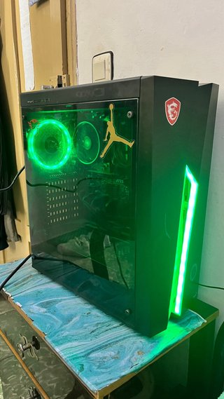 PC Gaming MSI con luces LED
