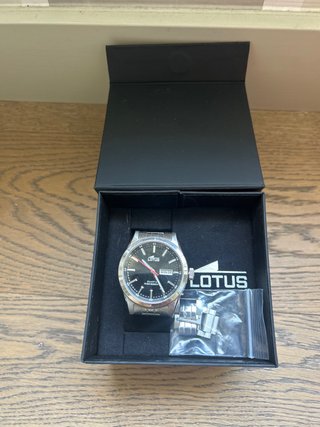Reloj Lotus Negro y Plateado