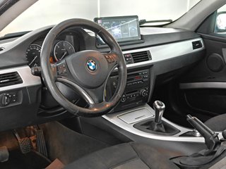 BMW Serie 3 E92 320d con techo y pantalla tácil!