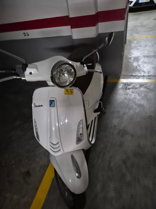 Vespa Primavera 125 ABS Blanca Asiento Rojo