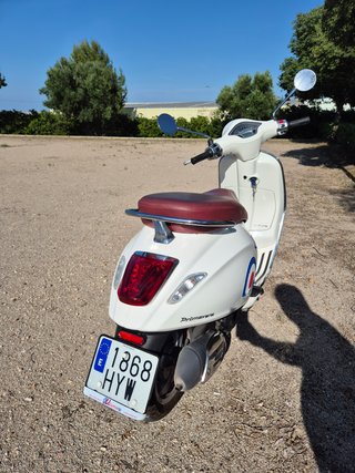 Vespa Primavera 125 ABS Blanca Asiento Rojo