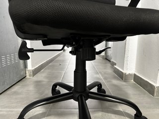 Silla de oficina ergonómica negra