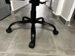 Silla de oficina ergonómica negra