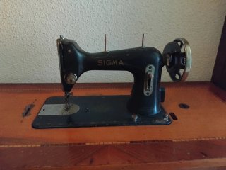Máquina de coser SIGMA antigua con mueble