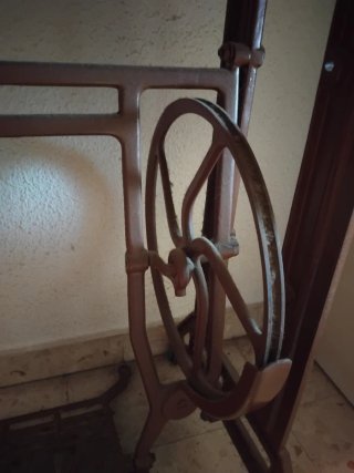Máquina de coser SIGMA antigua con mueble