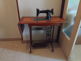 Máquina de coser SIGMA antigua con mueble