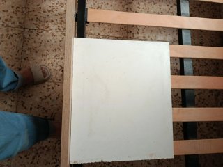 Estantería de madera blanca