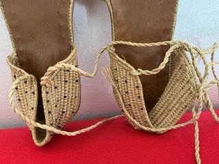 Sandalias rafia y piel artesanales