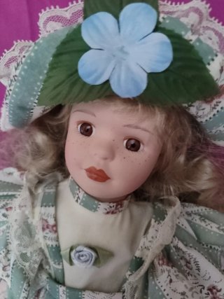 Muñeca de porcelana vintage