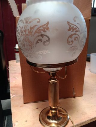 Lámpara de mesa vintage dorada