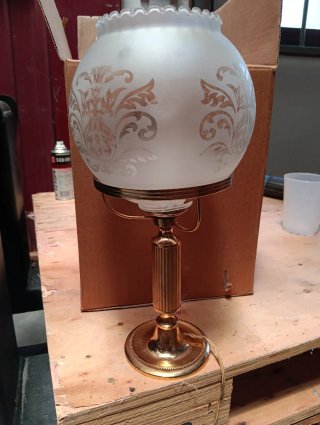 Lámpara de mesa vintage dorada