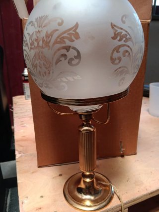 Lámpara de mesa vintage dorada