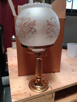 Lámpara de mesa vintage dorada