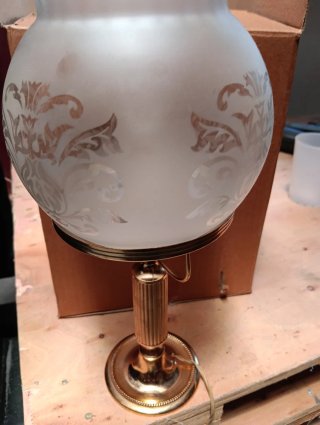 Lámpara de mesa vintage dorada