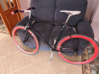 Bicicleta Fixie Negra Ruedas Rojas