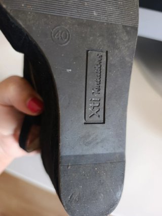 Cuñas negras y doradas