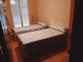 Alquilo habitación amplia solo para una persona .