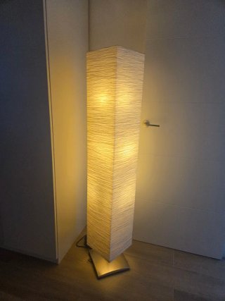 Lámpara de pie moderna beige y plateada