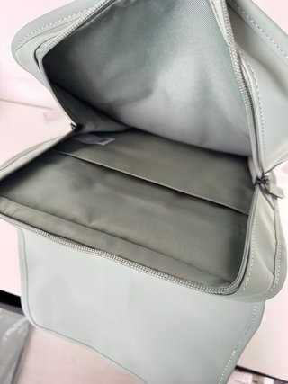 Mochila Rains nueva impermeable menta