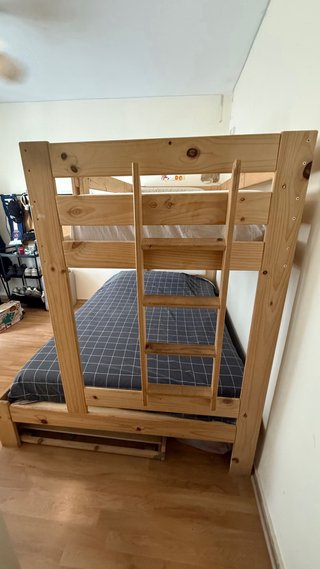 Cama litera de madera con cajones