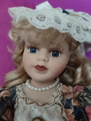 Muñeca de porcelana vintage
