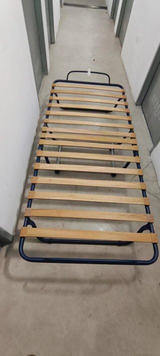 Cama plegable con ruedas