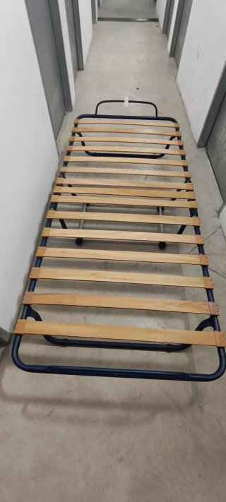 Cama plegable con ruedas