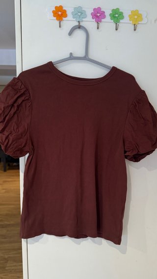 Camiseta marrón con mangas abullonadas