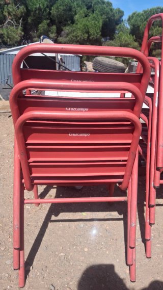 Sillas de aluminio rojas Hay 15 en total